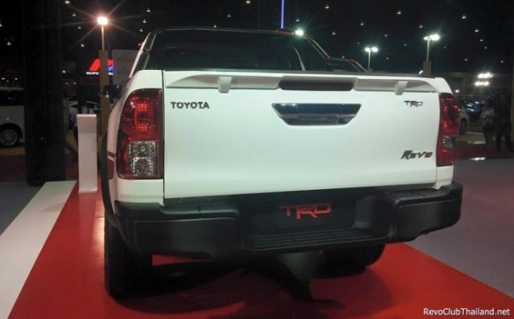 Toyota Hilux Revo ra mắt gói độ TRD ở Thái Lan