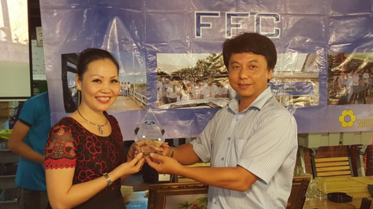 Đấu giá ủng hộ quỹ xây cầu từ thiện cho bà con nghèo vùng sâu. Đấu giá ủng hộ quỹ xây cầu từ thiện cho bà con nghèo vùng sâu.