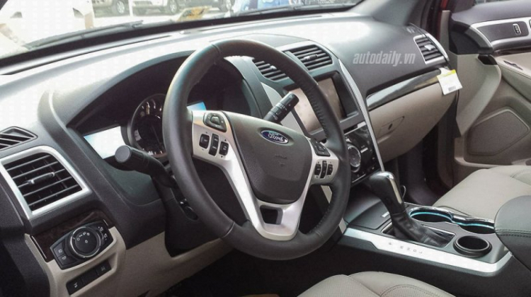 Ford Explorer 2015 đầu tiên về Việt Nam