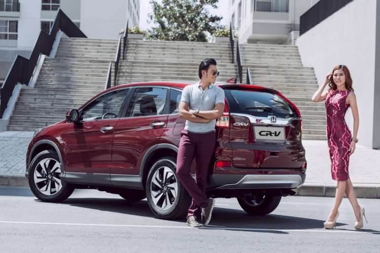 Cặp đôi người mẫu khoe dáng bên Honda CR-V - Sắc đỏ tôn cá tính!