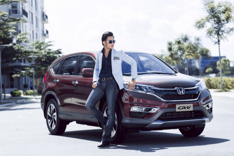 Cặp đôi người mẫu khoe dáng bên Honda CR-V - Sắc đỏ tôn cá tính!