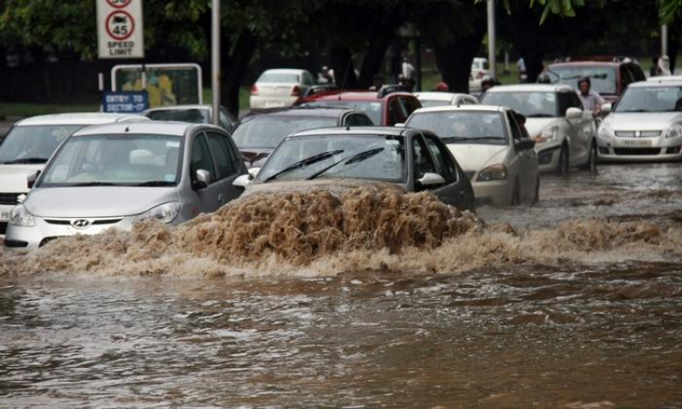 Hàng loạt hãng xe dừng sản xuất vì lụt ở Ấn Độ
