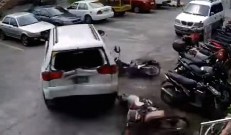 [Video] ra tay "trổ tài" giúp lùi xe, gây hậu quả nghiêm trọng