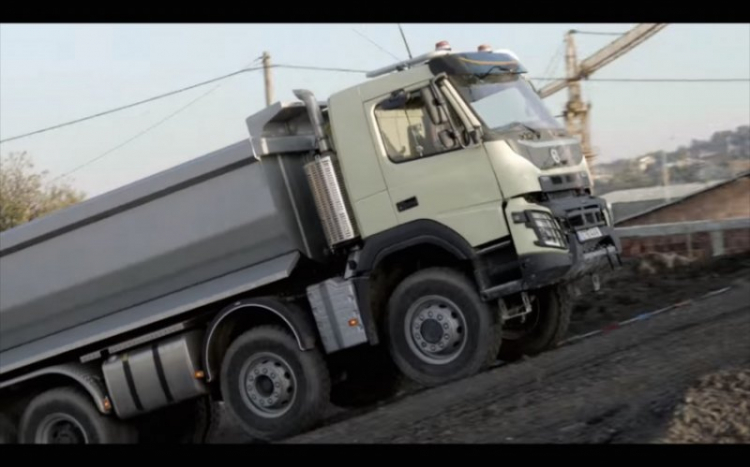 [Video] Volvo cho trẻ 4 tuổi lái... xe tải