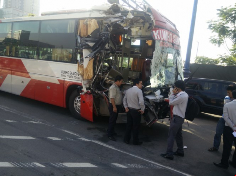 Hóng hớt: xe Kumho bus line bem đít xe cont, xa lộ Hà Nội sáng sớm nay.