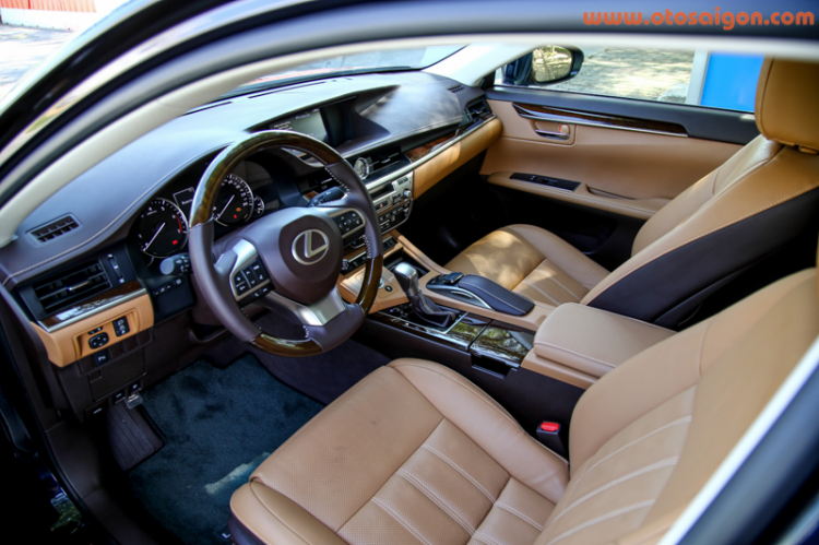 Sau vô lăng xe sang Lexus ES350 2016