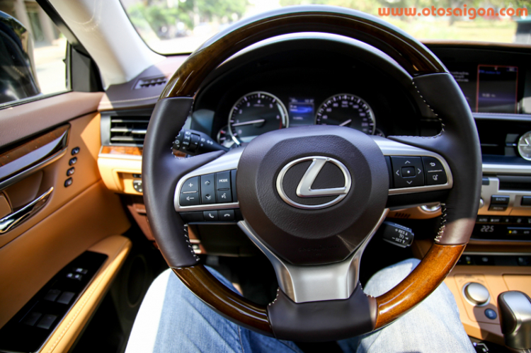 Sau vô lăng xe sang Lexus ES350 2016 Sau vô lăng xe sang Lexus ES350 2016