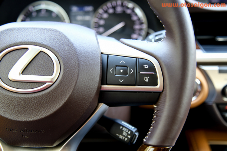 Sau vô lăng xe sang Lexus ES350 2016 Sau vô lăng xe sang Lexus ES350 2016