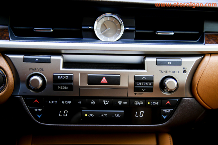 Sau vô lăng xe sang Lexus ES350 2016 Sau vô lăng xe sang Lexus ES350 2016
