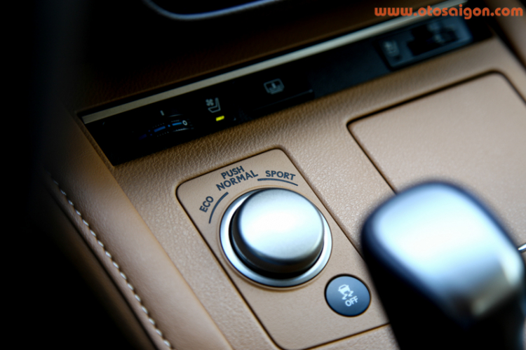 Sau vô lăng xe sang Lexus ES350 2016 Sau vô lăng xe sang Lexus ES350 2016