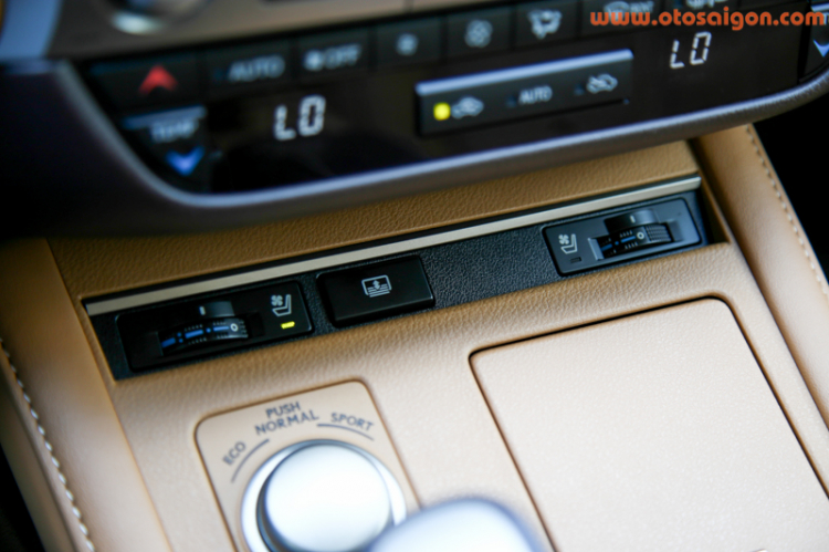 Sau vô lăng xe sang Lexus ES350 2016 Sau vô lăng xe sang Lexus ES350 2016