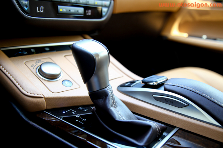 Sau vô lăng xe sang Lexus ES350 2016 Sau vô lăng xe sang Lexus ES350 2016
