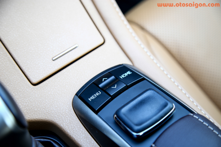 Sau vô lăng xe sang Lexus ES350 2016 Sau vô lăng xe sang Lexus ES350 2016