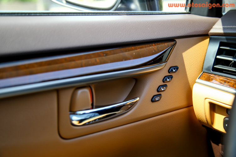 Sau vô lăng xe sang Lexus ES350 2016 Sau vô lăng xe sang Lexus ES350 2016