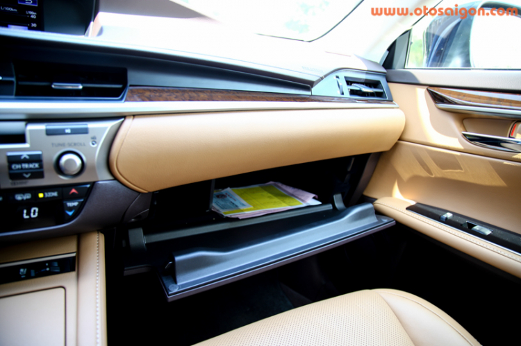 Sau vô lăng xe sang Lexus ES350 2016 Sau vô lăng xe sang Lexus ES350 2016