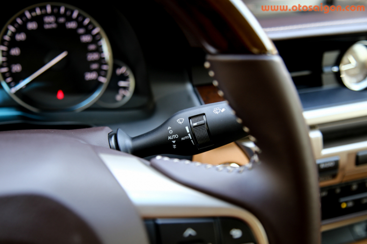 Sau vô lăng xe sang Lexus ES350 2016 Sau vô lăng xe sang Lexus ES350 2016