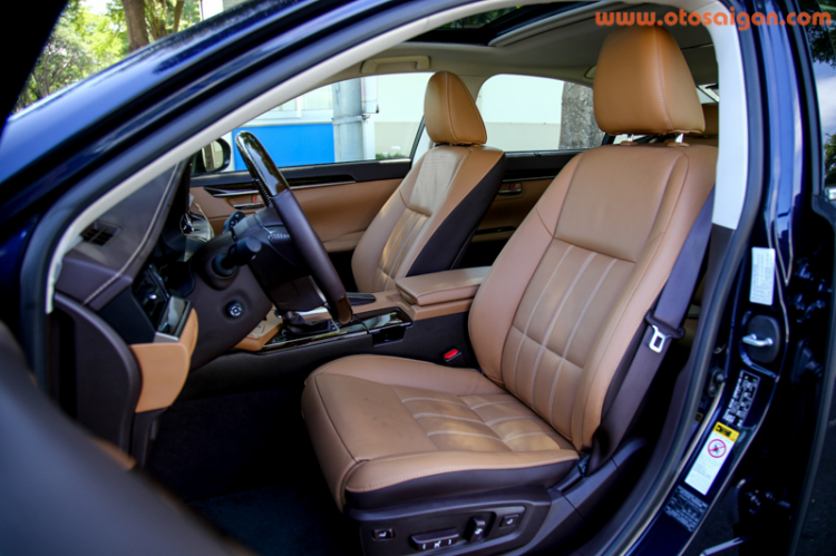 Sau vô lăng xe sang Lexus ES350 2016 Sau vô lăng xe sang Lexus ES350 2016