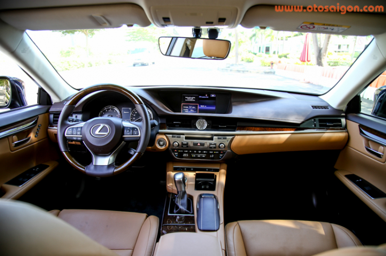Sau vô lăng xe sang Lexus ES350 2016 Sau vô lăng xe sang Lexus ES350 2016