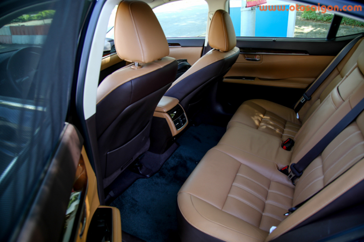 Sau vô lăng xe sang Lexus ES350 2016 Sau vô lăng xe sang Lexus ES350 2016