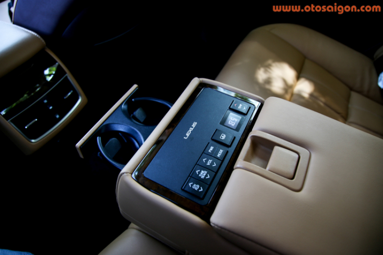 Sau vô lăng xe sang Lexus ES350 2016 Sau vô lăng xe sang Lexus ES350 2016