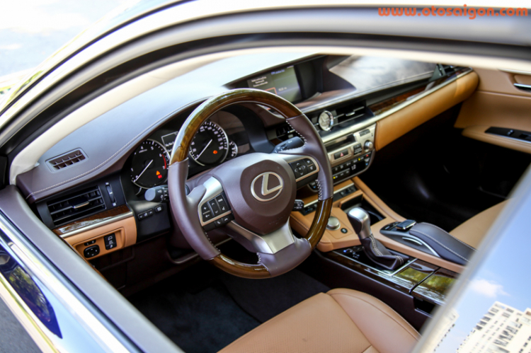 Sau vô lăng xe sang Lexus ES350 2016 Sau vô lăng xe sang Lexus ES350 2016