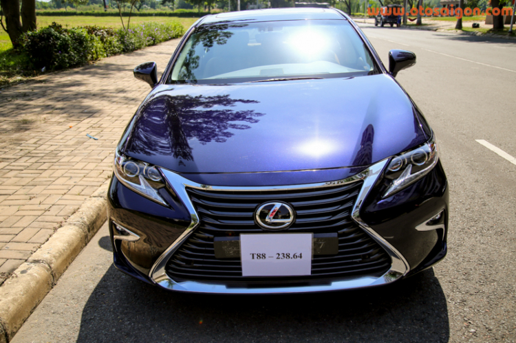 Sau vô lăng xe sang Lexus ES350 2016