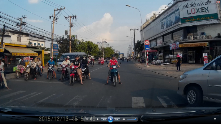 [Camera hành trình] Thanh niên dừng đèn đỏ chắn giữa ngã 4