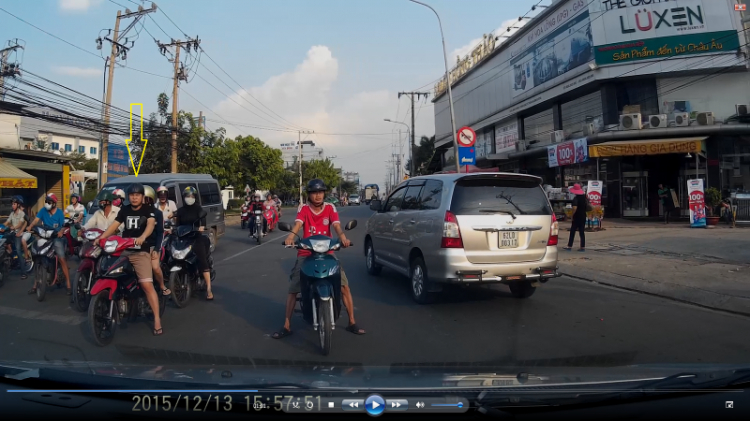 [Camera hành trình] Thanh niên dừng đèn đỏ chắn giữa ngã 4