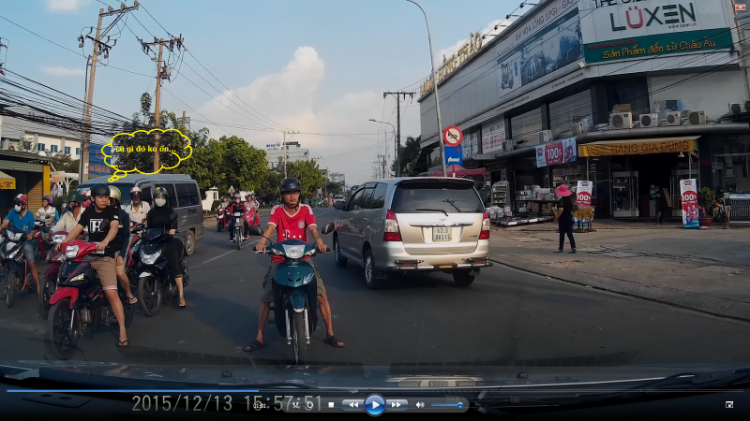 [Camera hành trình] Thanh niên dừng đèn đỏ chắn giữa ngã 4