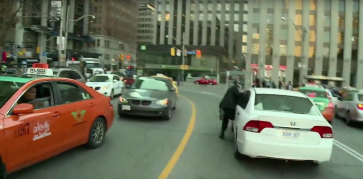 Tài xế Taxi tấn công xe Uber vì bị "cướp miếng ăn"