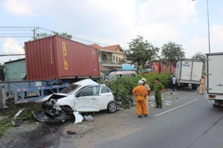 Container cuốn nát xe du lịch từ phía sau! Container cuốn nát xe du lịch từ phía sau!