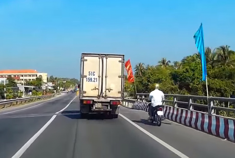 [Camera hành trình] Tài xế xe tải vừa chạy vừa...ngủ