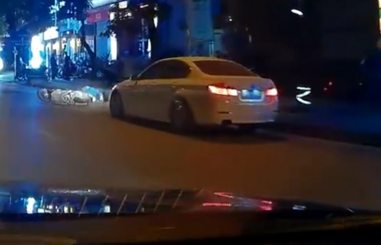 [Camera hành trình] BMW "điên" tông người rồi bỏ trốn ở Hà Nội