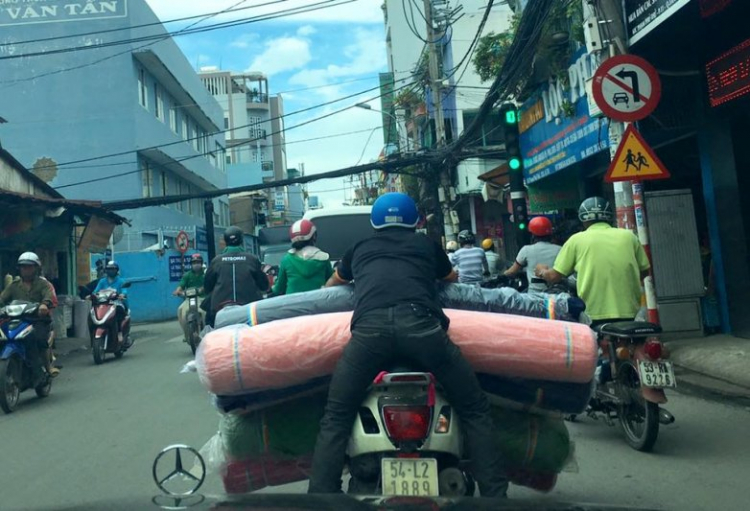 Hai bánh làm xiếc trên đường.
