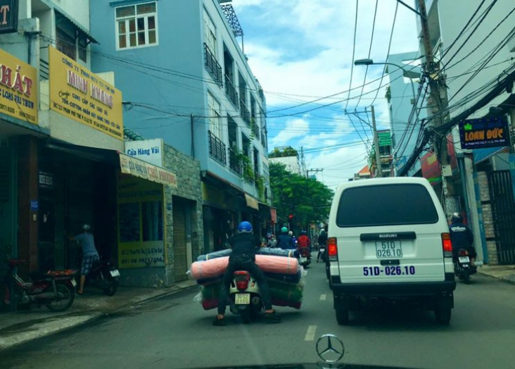 Hai bánh làm xiếc trên đường.