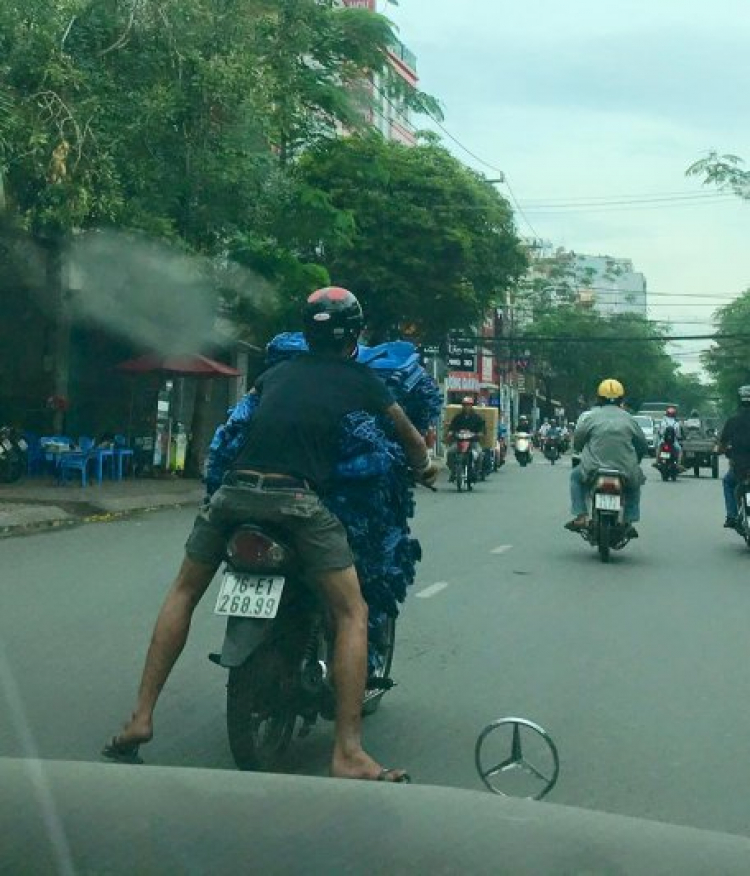 Hai bánh làm xiếc trên đường.