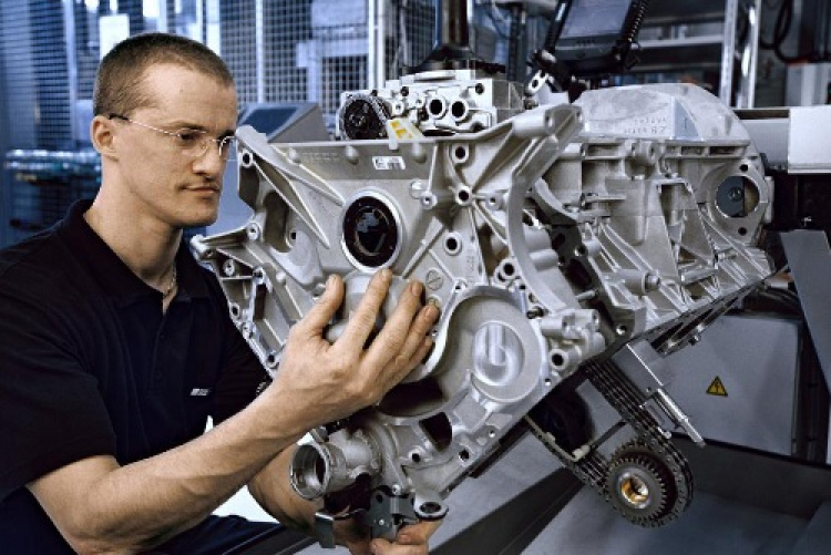 Aston Martin và Daimler ký kết hợp đồng hợp tác kỹ thuật