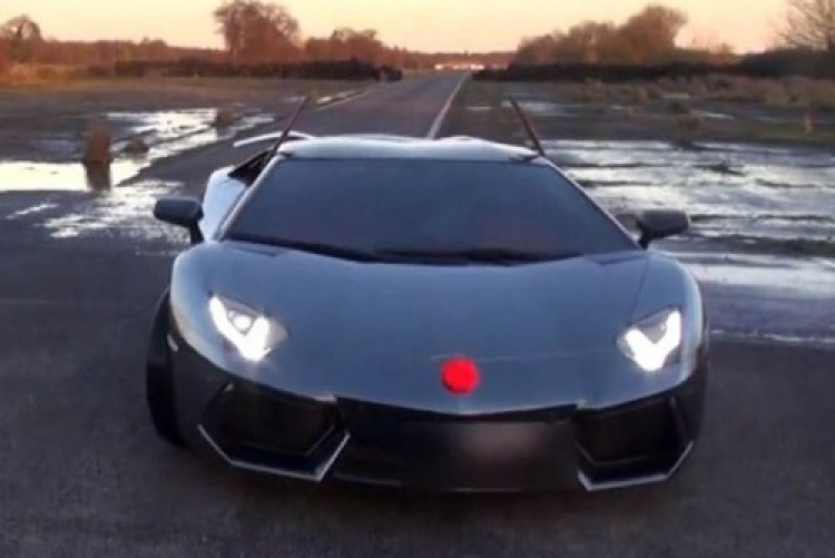 Nướng gà Tây ăn mừng Giáng sinh bằng...Lamborghini Aventador