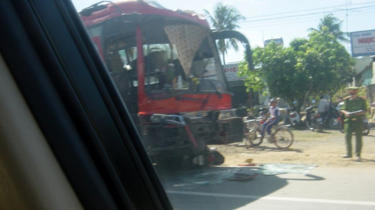 Tai nạn xe khách - xe tải chở nước đá - 2Bánh (Hàm Tân)