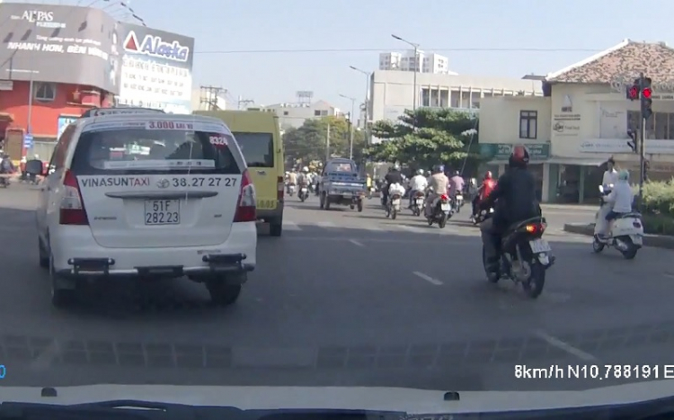 [Camera hành trình] Taxi Vinasun cúp đầu, vượt đèn đỏ