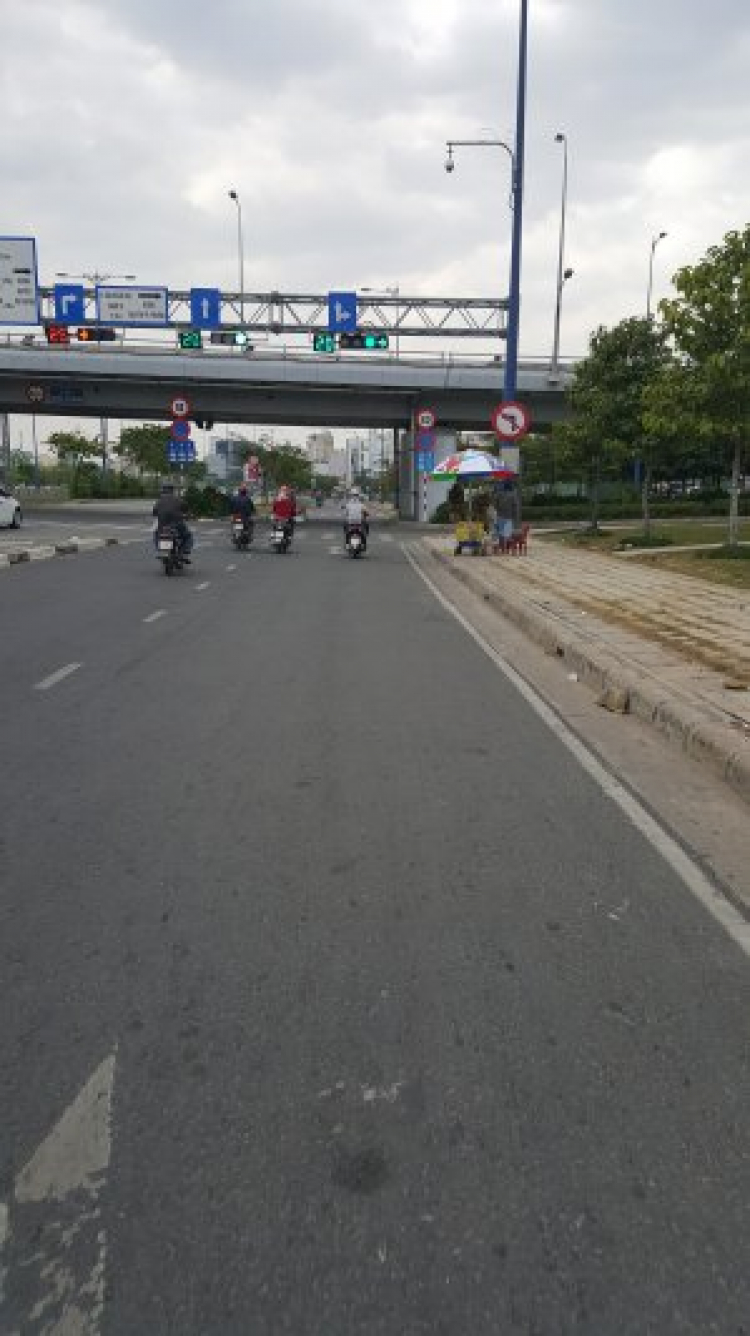Quẹo phải từ làn hổn hợp võ văn kiệt - bình chánh