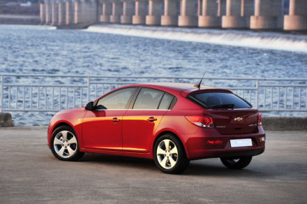 2012-chevrolet-cruze-hatchback-3.jpg