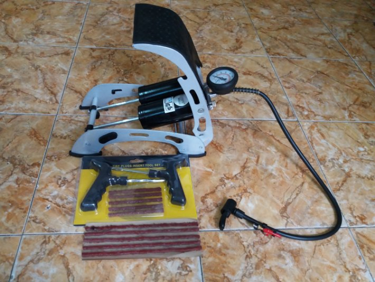 Bơm lốp ôô bằng một cái bơm xe đạp Bơm lốp ôô bằng một cái bơm xe đạp