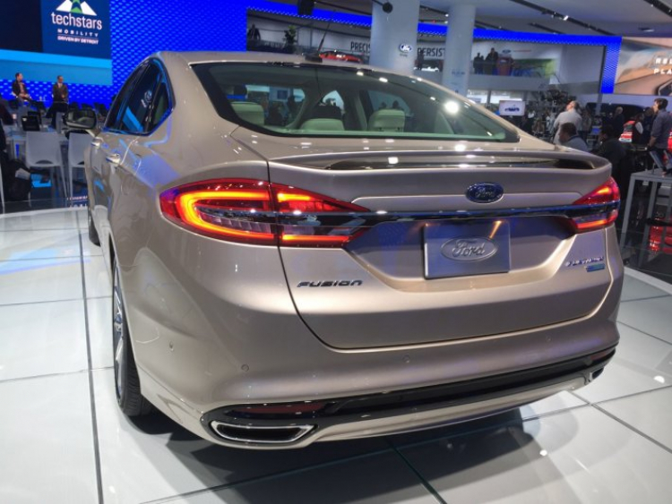 Ford Fusion 2017 - Ford tự tin đánh bại Toyota Camry, Honda Accord