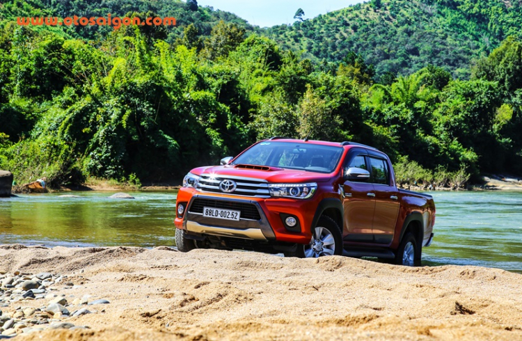 Toyota Việt Nam ưu đãi cho khách hàng mua xe Hilux hoàn toàn mới