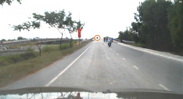 Xe tải dừng giữa cầu coi câu cá ! hết biết ...
