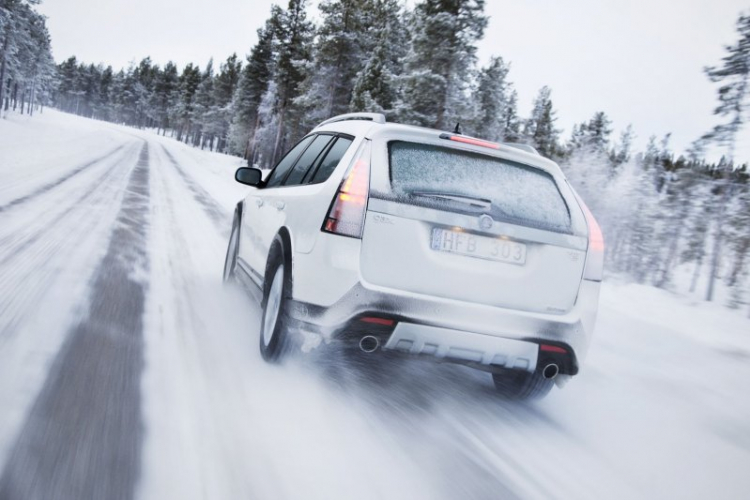 Mẹo hạn chế những nguy hiểm khi lái xe trên đường băng tuyết