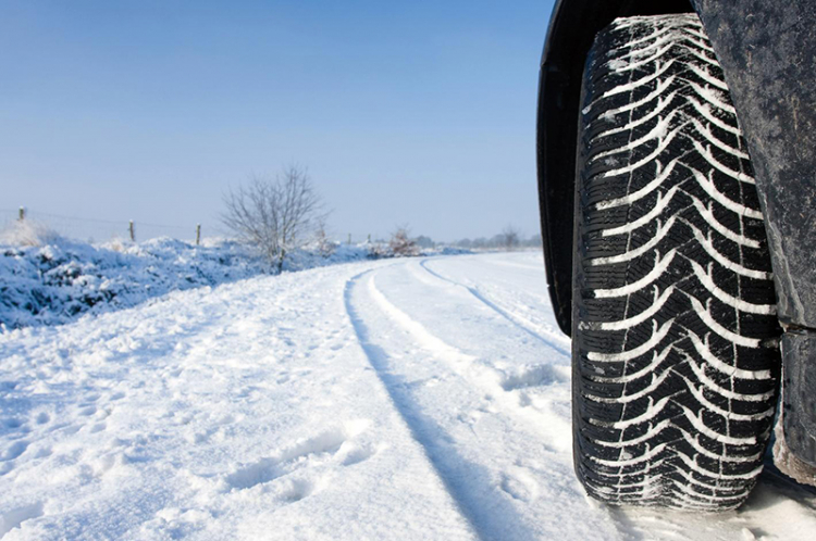 Mẹo hạn chế những nguy hiểm khi lái xe trên đường băng tuyết