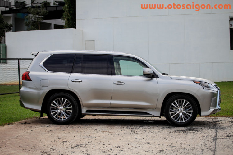 Cận cảnh SUV sang trọng Lexus LX570 2016 tại Việt Nam