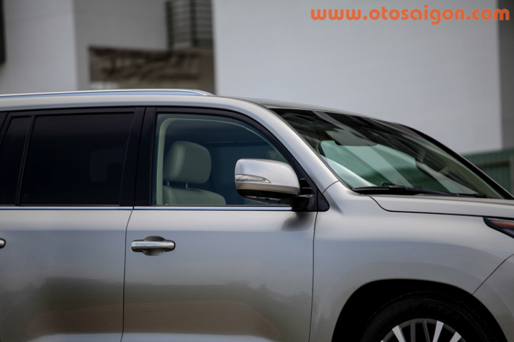 Cận cảnh SUV sang trọng Lexus LX570 2016 tại Việt Nam